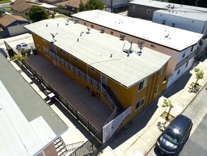 3374 Santa Fe Ave in Long Beach, CA - Foto de edificio - Building Photo