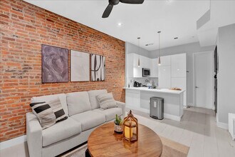 120 Christopher St in New York, NY - Building Photo - Building Photo
