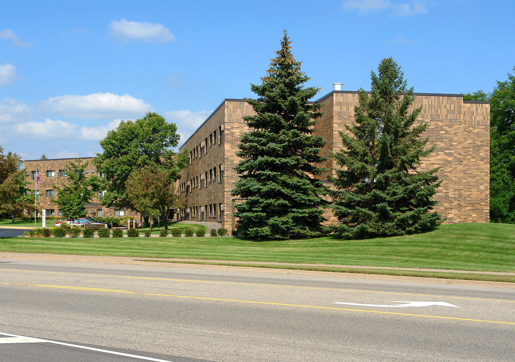 East Shore Place in Mahtomedi, MN - Building Photo