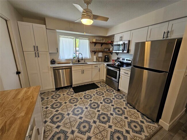 6442 Colonial Dr in Sarasota, FL - Foto de edificio - Building Photo