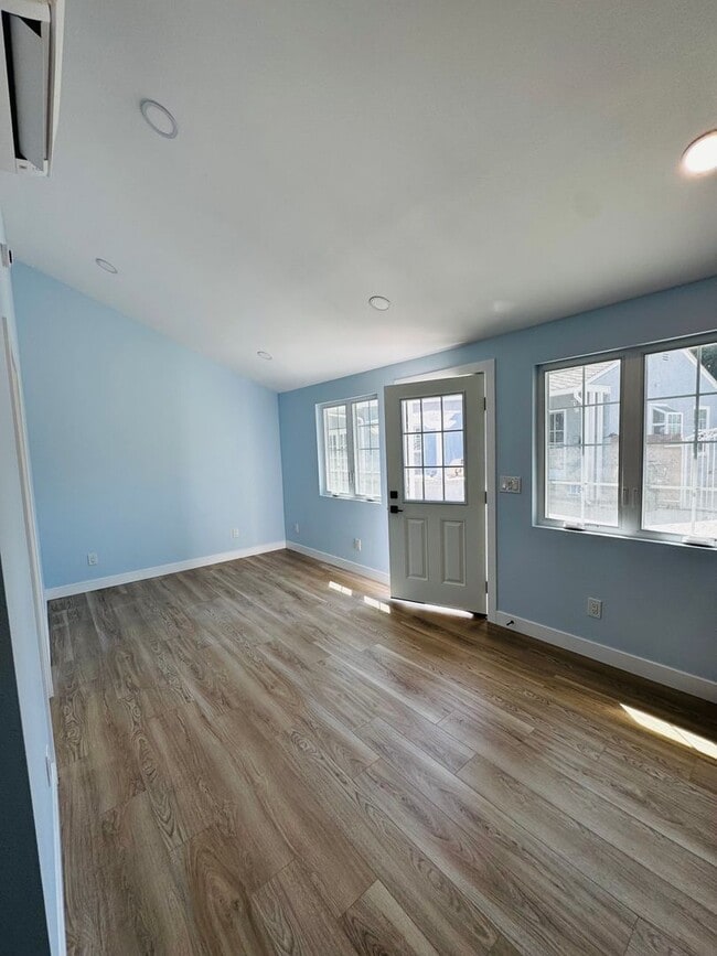 5417 E 27th St in Long Beach, CA - Foto de edificio - Building Photo