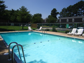 Saddlewood Townhomes in Richmond, VA - Foto de edificio - Building Photo