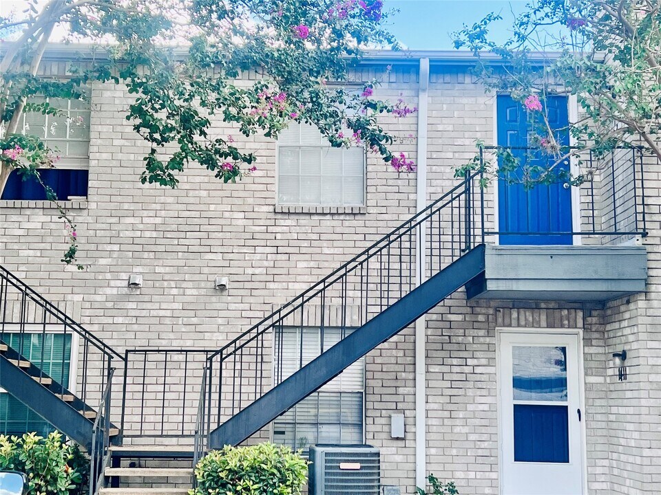 9797 Leawood Blvd in Houston, TX - Building Photo