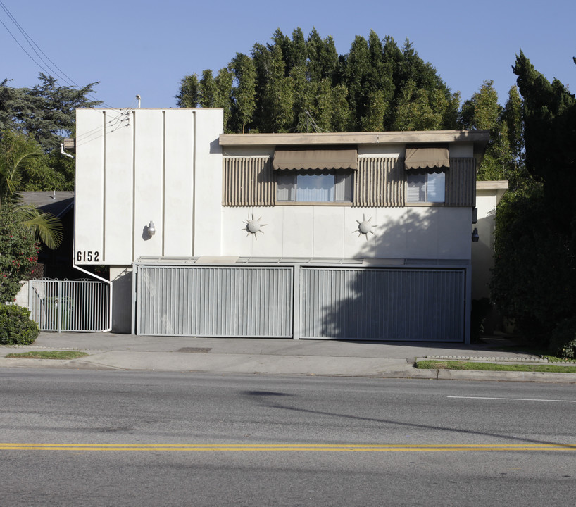 6152 Woodman Ave in Van Nuys, CA - Building Photo