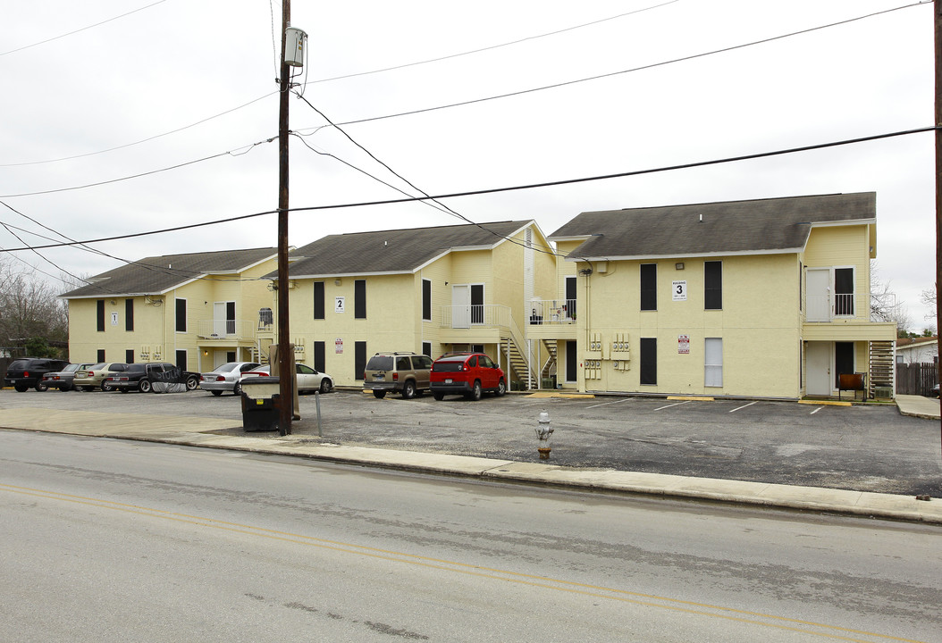 Sulphur Springs Apartments in San Antonio, TX - Building Photo