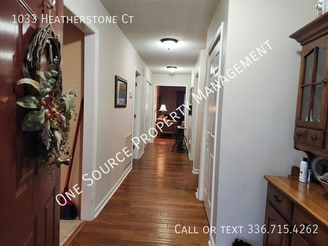 1033 Heatherstone Ct in Winston-Salem, NC - Foto de edificio - Building Photo