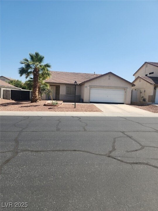 1009 Harp Way in North Las Vegas, NV - Foto de edificio