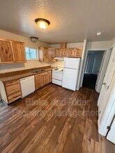 13637 SE Center St in Portland, OR - Building Photo - Building Photo