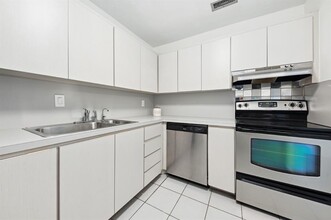 6449 Bay Club Dr, Unit 4 in Fort Lauderdale, FL - Foto de edificio - Building Photo