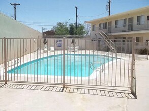 522 E Ave Q-5 in Palmdale, CA - Foto de edificio - Building Photo