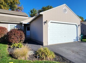 162 Slindes Woods Cir in North Syracuse, NY - Building Photo