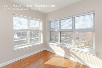 6857 S Ridgeland Ave in Chicago, IL - Building Photo - Building Photo