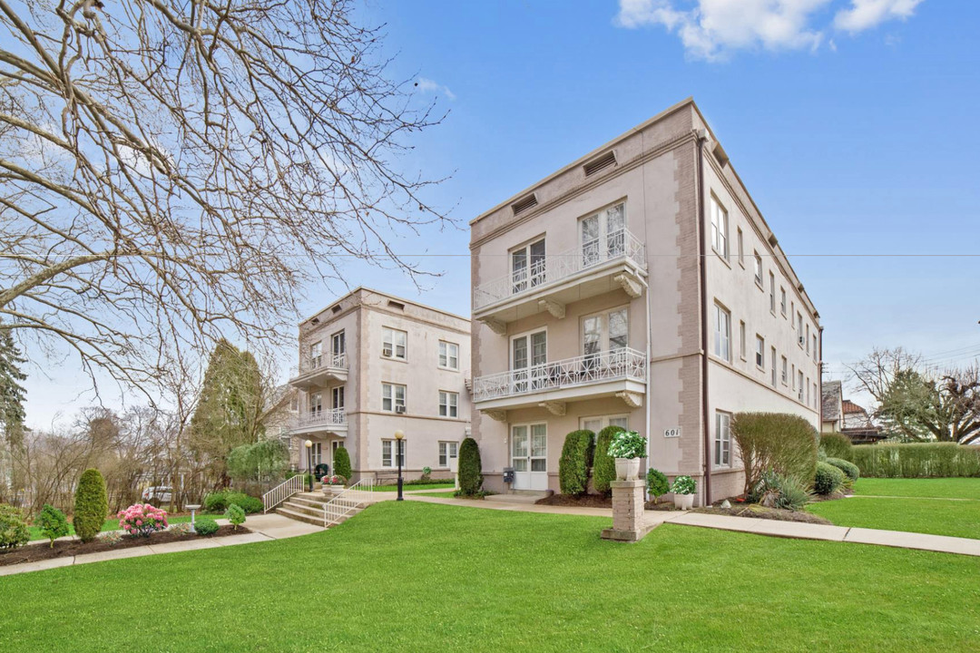 Pennside Court in Reading, PA - Building Photo