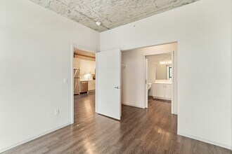 713 S Clark St in Chicago, IL - Foto de edificio - Building Photo