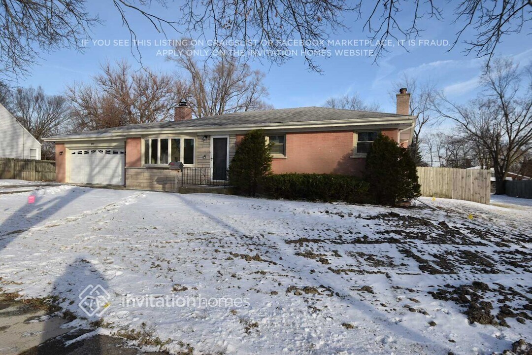 445 N Douglas Ave in Villa Park, IL - Foto de edificio