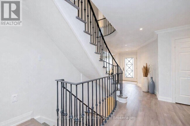 15 Dundurn Crescent in Vaughan, ON - Building Photo - Building Photo