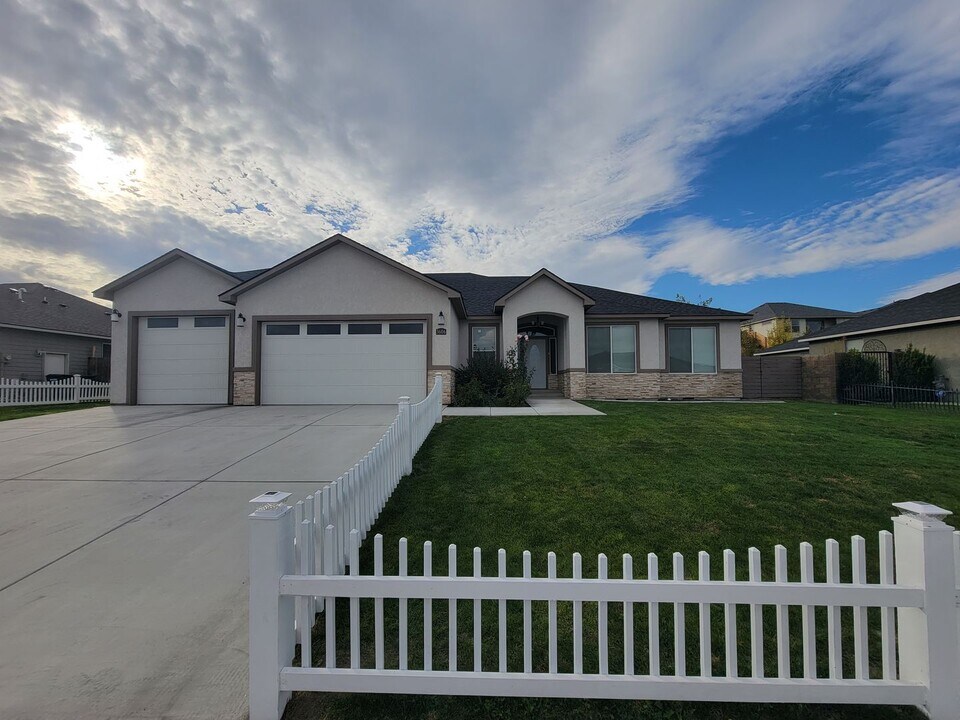 3606 Cook Ln in Pasco, WA - Building Photo