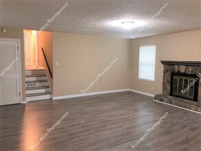 1066 Redan Trail Ct in Stone Mountain, GA - Foto de edificio - Building Photo