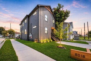 801 E 32nd 1/2 St in Houston, TX - Building Photo