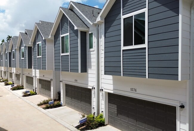 1570 W Tidwell Rd in Houston, TX - Building Photo - Building Photo