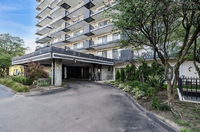 15801 Providence Dr in Southfield, MI - Foto de edificio - Building Photo