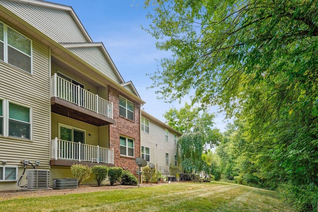 20 Jennifer Dr in East Hanover, NJ - Building Photo