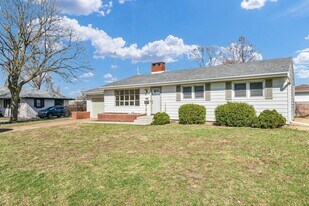 220 Ivanhoe Way in Bloomington, IL - Building Photo