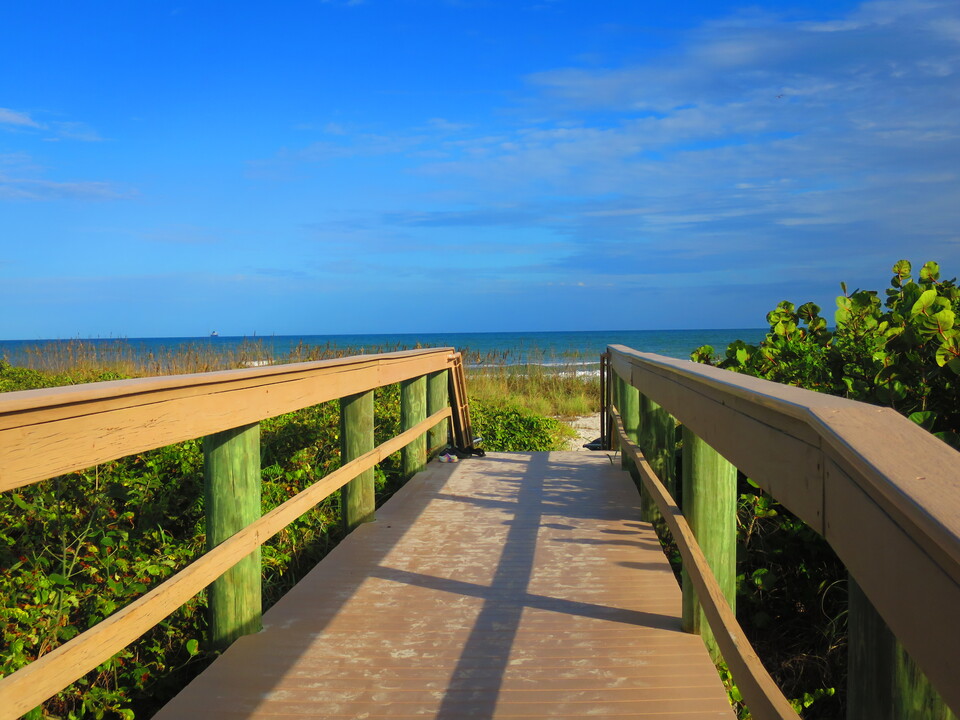 3150 N Atlantic Ave, Unit 23-330 in Cocoa Beach, FL - Foto de edificio