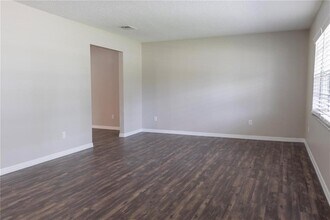 3005 S Kings Ave in Brandon, FL - Building Photo - Building Photo