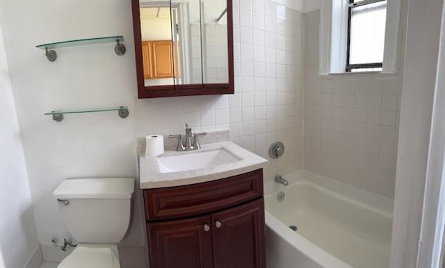 72-53 65th Pl in Queens, NY - Building Photo