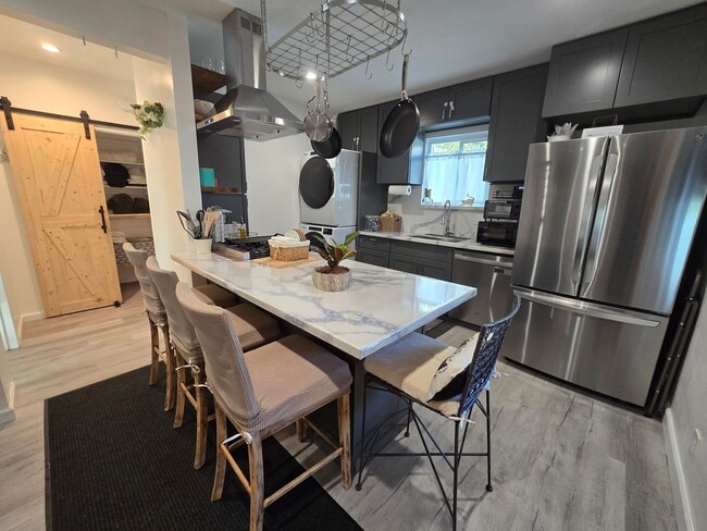 11334 Emelita St in Los Angeles, CA - Building Photo - Building Photo