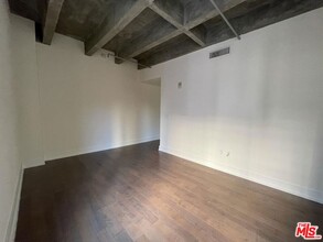 727 W 7th St in Los Angeles, CA - Foto de edificio - Building Photo