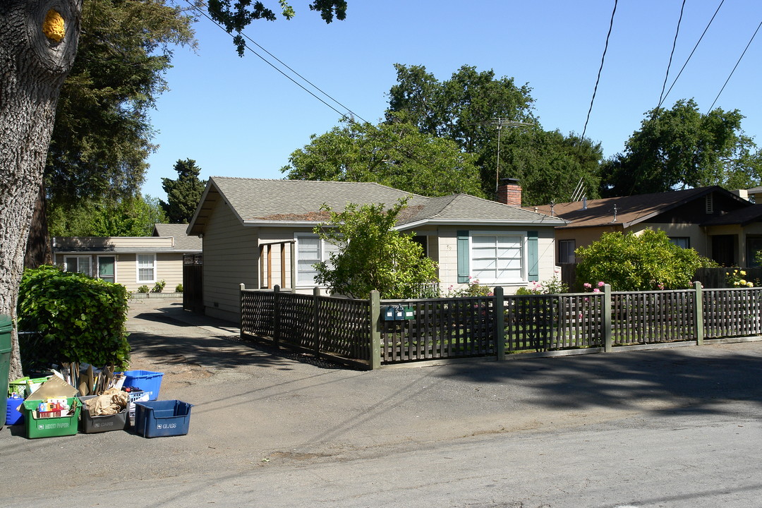 93 Amherst Ave in Menlo Park, CA - Foto de edificio