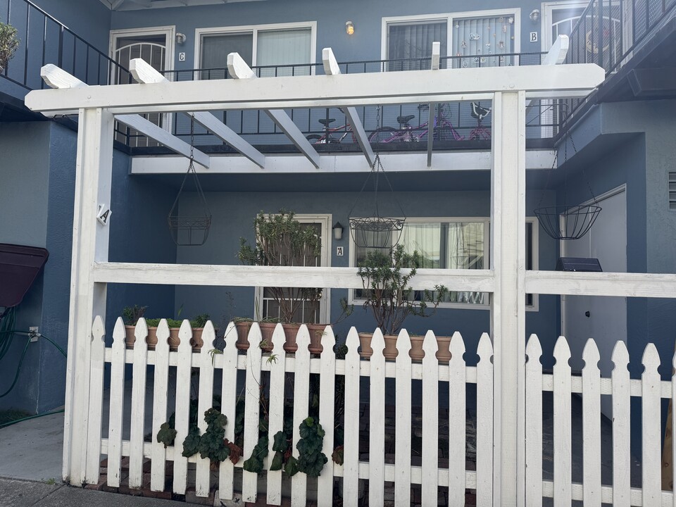 10920 Apricot St, Unit A in Oakland, CA - Building Photo