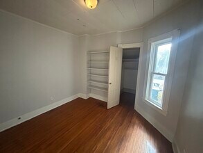 121 Elba St, Unit 1 in Rochester, NY - Foto de edificio - Building Photo