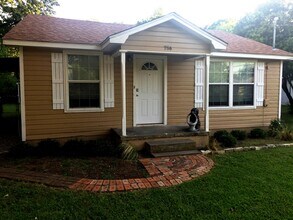 756 N Barton Ave in Stephenville, TX - Foto de edificio - Building Photo
