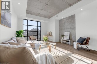 24 Augusta St in Hamilton, ON - Building Photo - Building Photo