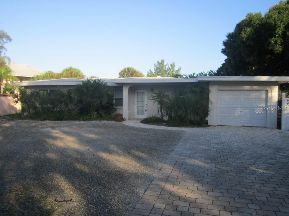 913 Key Way in Nokomis, FL - Building Photo