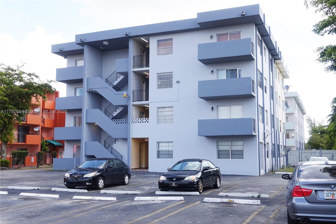 495 NW 72nd Ave in Miami, FL - Foto de edificio