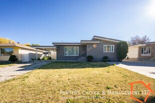3 Bedroom basement Suite, Onsite Laundry, in Lethbridge, AB - Building Photo