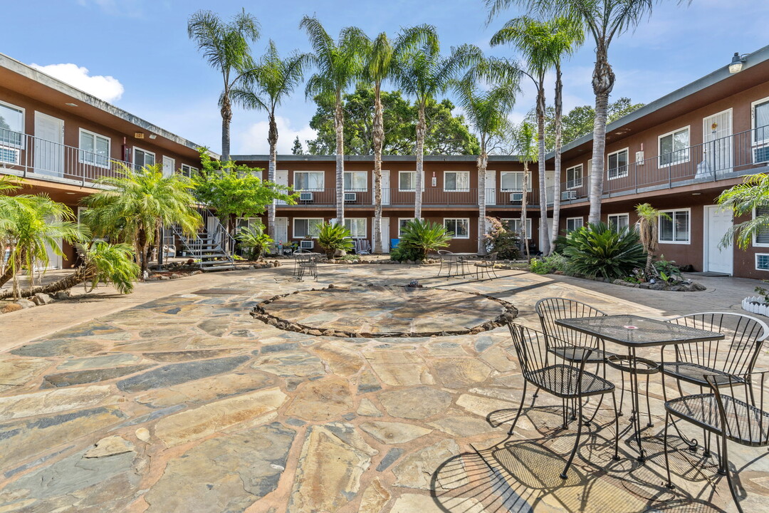 Wilshire Court Apartments in Stockton, CA - Building Photo