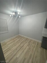 466 E Sunset Rd in Henderson, NV - Building Photo - Building Photo