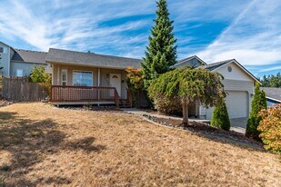 1725 SW Nienhuis St in Oak Harbor, WA - Building Photo