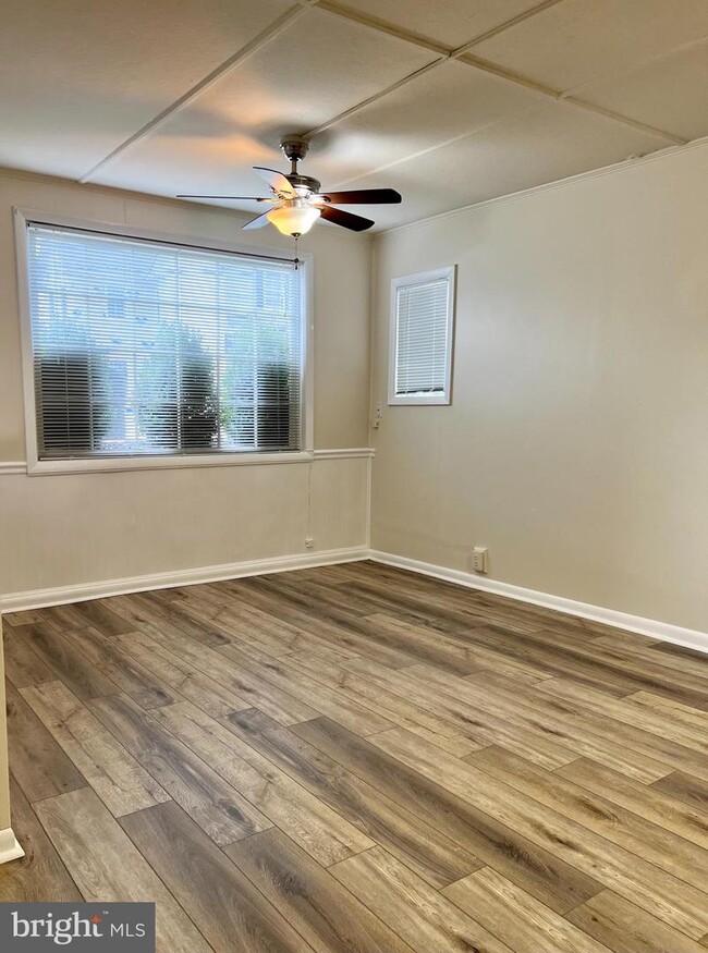 10 Royal St SE-Unit -A in Leesburg, VA - Foto de edificio - Building Photo