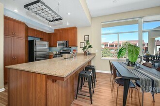 5855 Horton St in Emeryville, CA - Building Photo - Building Photo