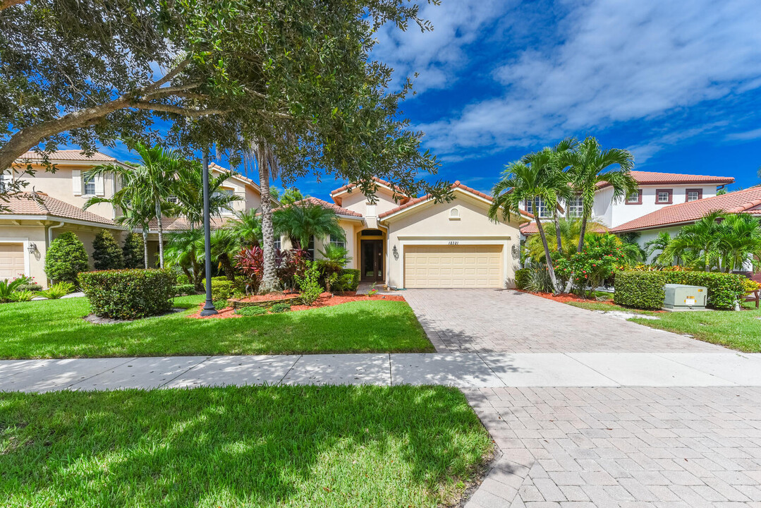 12321 Aviles Cir in Palm Beach Gardens, FL - Foto de edificio