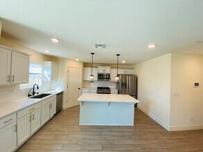 1610 Ryegrass Wy in Los Banos, CA - Building Photo - Building Photo