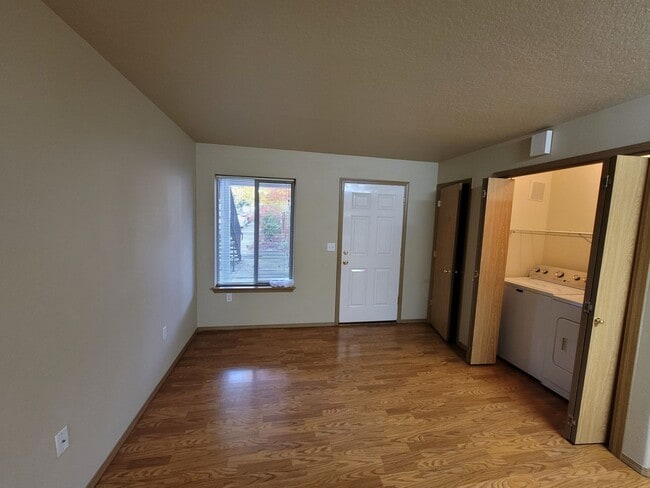 8102 SE Lambert St, Unit 5 in Portland, OR - Building Photo - Building Photo