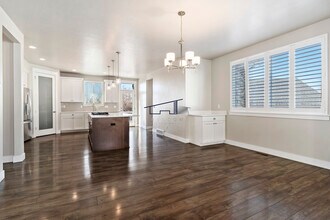 369 W Clark Cir in Farmington, UT - Foto de edificio - Building Photo