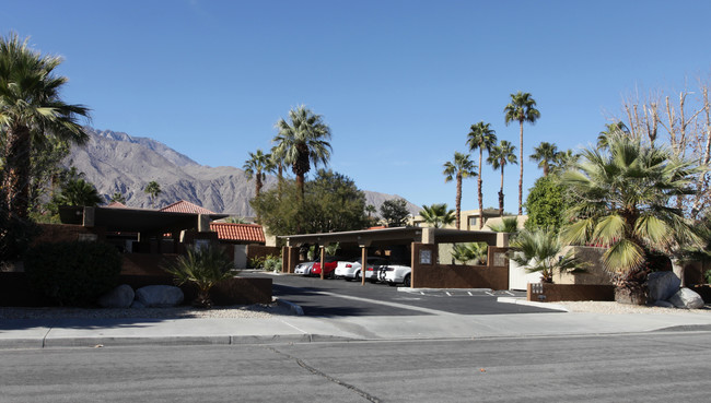 365 N Saturmino Cir in Palm Springs, CA - Building Photo - Building Photo